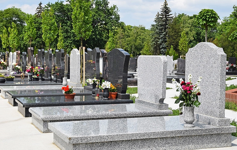 Nagrobki na cmentarzu