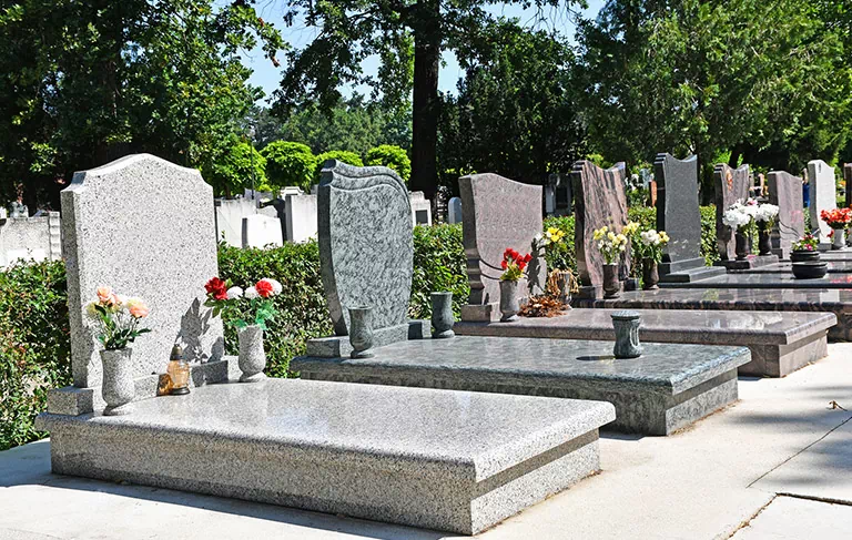 Nagrobki na cmentarzu